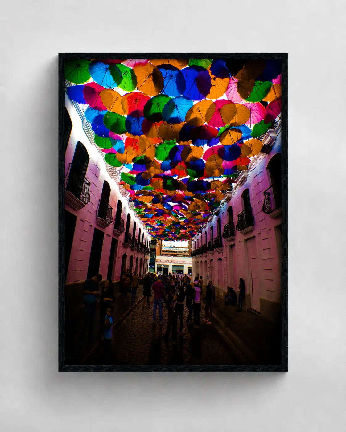 Cuadro decorativo enmarcado de calle con paraguas de colores 80x60 cm