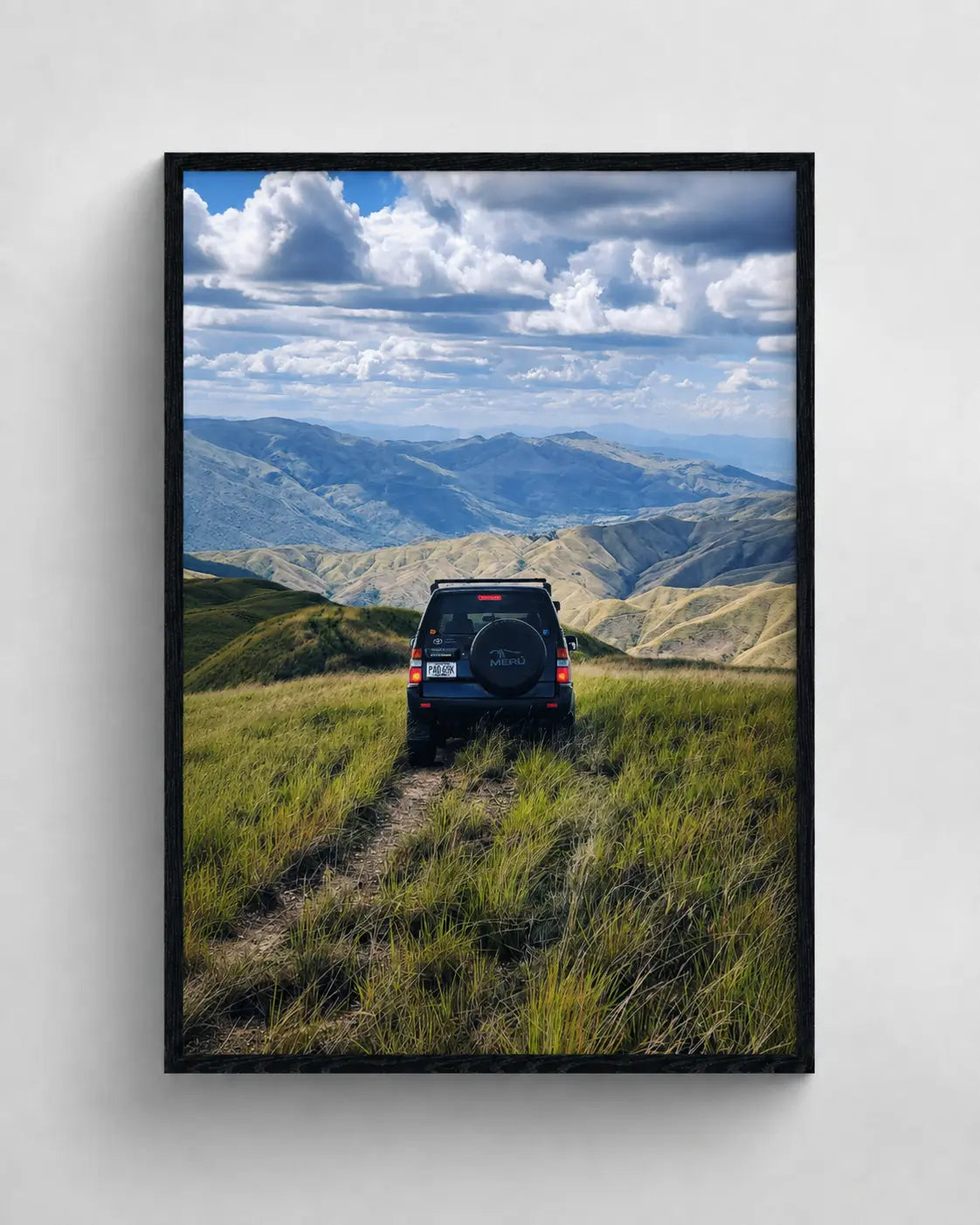 Cuadro decorativo enmarcado de camioneta 4x4 en la montaña 80x60 cm